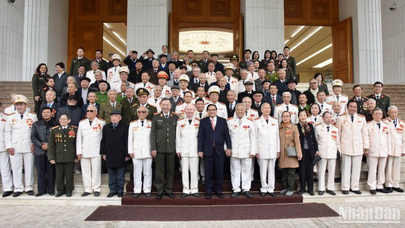 Thủ tướng Phạm Minh Chính với các nhân chứng lịch sử Công an nhân dân.