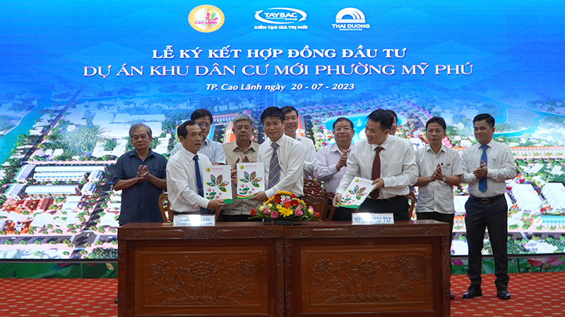 Nghi thức thực hiện ký kết hợp đồng đầu tư dự án Khu dân cư mới Mỹ Phú. (Ảnh: HỮU NGHĨA)