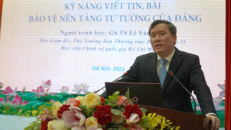 Giáo sư, Tiến sĩ Lê Văn Lợi, Phó Giám đốc Học viện Chính trị Quốc gia Hồ Chí Minh, trình bày tại hội nghị. (Ảnh: HỮU NGHĨA)