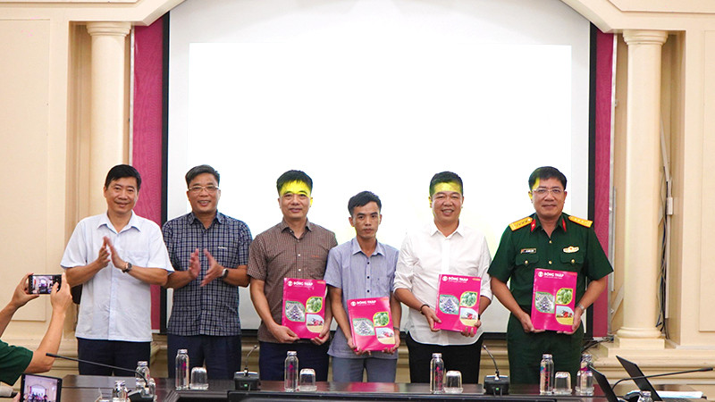 Chủ tịch Ủy ban nhân dân tỉnh Đồng Tháp Phạm Thiện Nghĩa trao hồ sơ 4 mỏ cát cho các nhà thầu.