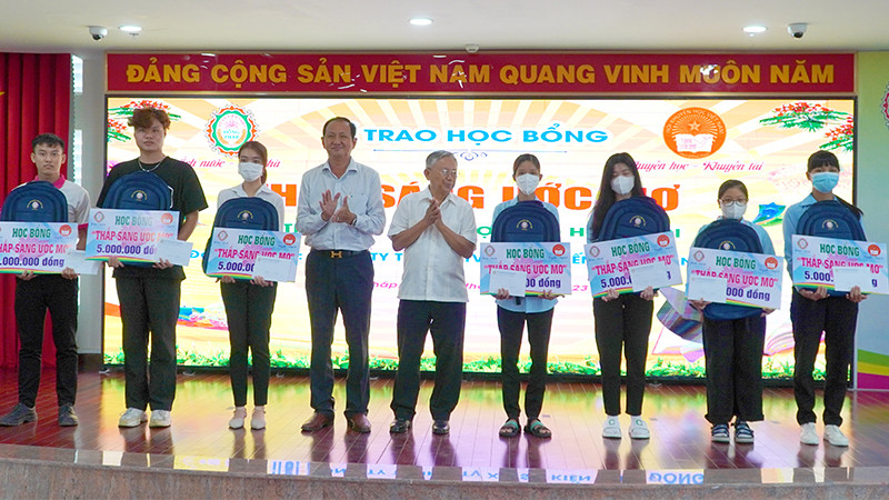 Sinh viên vượt khó, học giỏi nhận học bổng "Thắp sáng ước mơ".
