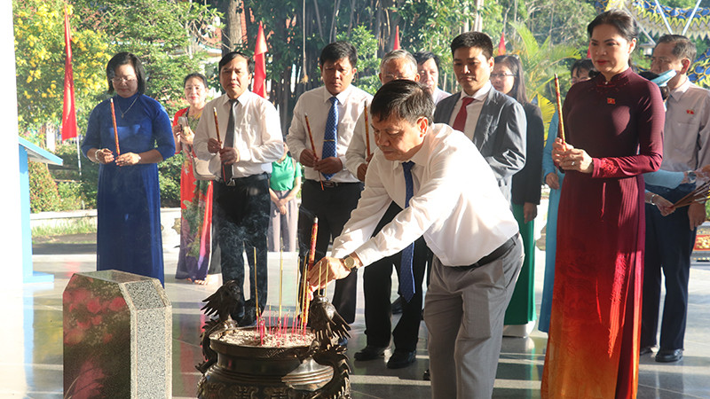 Đại biểu thành kính dâng hương tại mộ Cụ Phó bảng Nguyễn Sinh Sắc.