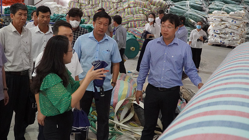 Bí thư Tỉnh ủy Đồng Tháp Lê Quốc Phong khảo sát tại Công ty Trách nhiệm hữu hạn Khải Phát Việt Nam tại Khu công nghiệp sông hậu, huyện Lai Vung, tỉnh Đồng Tháp. (Ảnh: HỮU NGHĨA)