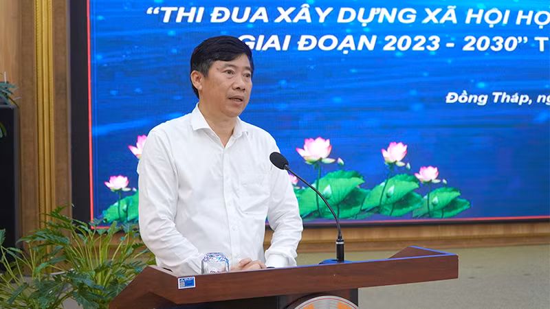 Chủ tịch Ủy ban nhân dân tỉnh Đồng Tháp Phạm Thiện Nghĩa phát động phong trào thi đua.