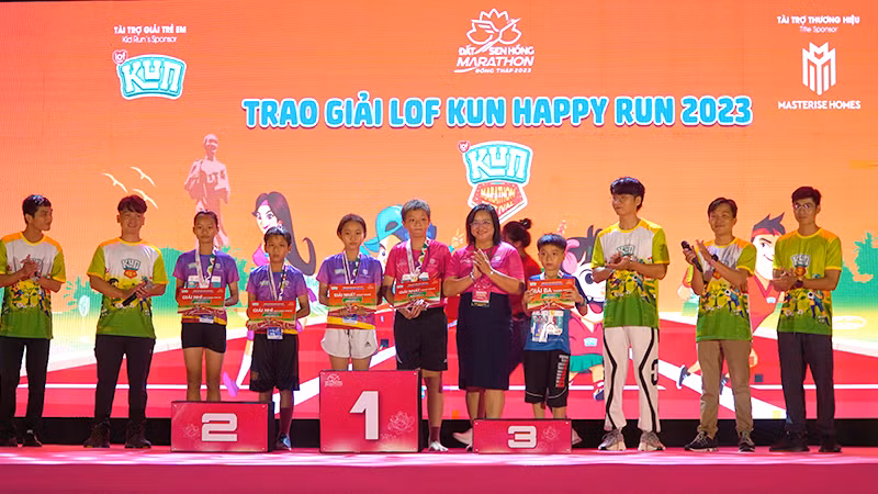 Giám đốc Sở Văn hóa, Thể thao và Du lịch tỉnh Đồng Tháp Huỳnh Thị Hoài Thu trao giải cho các vận động viên trẻ em cự ly 800m.