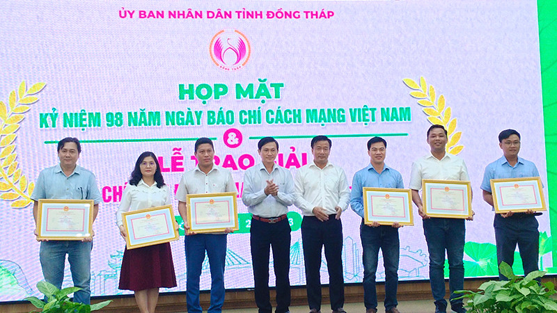 Lãnh đạo Hội đồng nhân dân tỉnh và Ủy ban nhân dân tỉnh Đồng Tháp trao giải B cho tác giả và nhóm tác giả đạt Giải Báo chí tỉnh Đồng Tháp lần thứ 6.