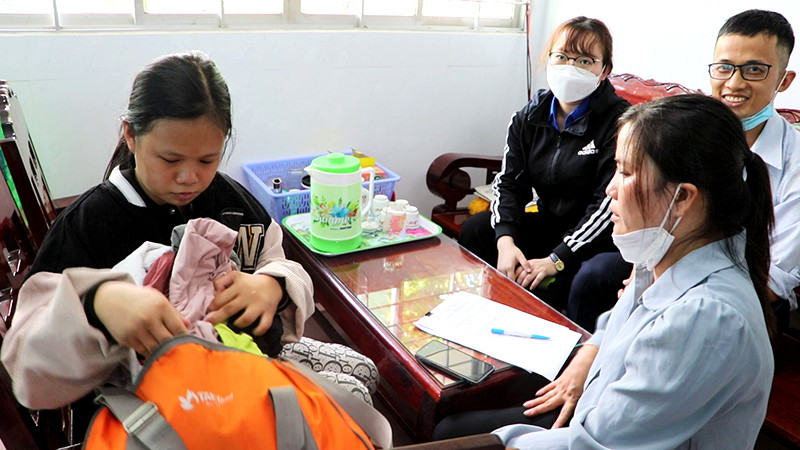 Em Nguyễn Ngọc Nguyên đang ở Trung tâm Bảo trợ xã hội tổng hợp tỉnh Đồng Tháp. (Ảnh: THÚY NHI)