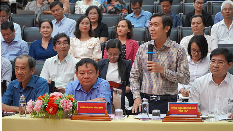 Cử tri Trường Đại học Đồng Tháp phát biểu ý kiến đề xuất đến đại biểu Quốc hội. (Ảnh: HỮU NGHĨA)