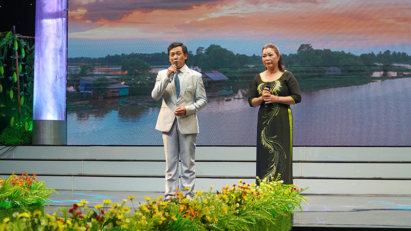 Thí sinh đến từ tỉnh An Giang tham gia thi khởi động. (Ảnh: HỮU NGHĨA)