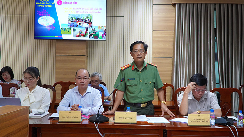 Thượng tá Trần Trung Quốc, Trưởng phòng Tham mưu Công an tỉnh Đồng Tháp thông tin vụ việc đến phóng viên. (Ảnh: HỮU NGHĨA)