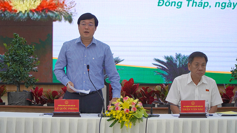 Bí thư Tỉnh ủy, Trưởng Đoàn đại biểu Quốc hội tỉnh Đồng Tháp Lê Quốc Phong phát biểu tại hội nghị. (Ảnh: HỮU NGHĨA)