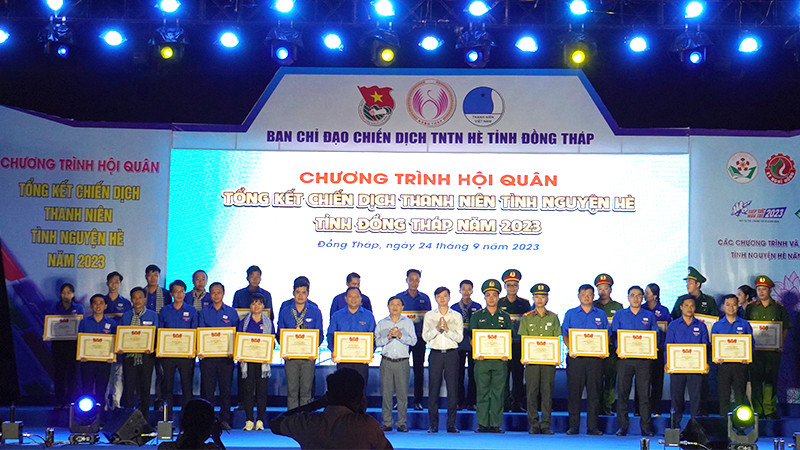 Bí thư Ban Chấp hành Trung ương Đoàn, Chủ tịch Hội Sinh viên Việt Nam Nguyễn Minh Triết và Phó Bí thư Thường trực Tỉnh ủy Đồng Tháp Phan Văn Thắng trao Bằng khen của Ban Chấp hành Trung ương Đoàn cho các tập thể, cá nhân.