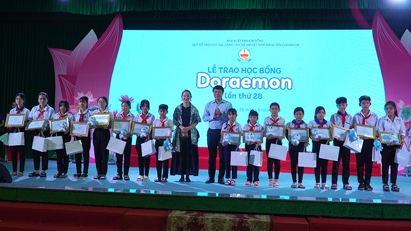 Ủy viên Trung ương Đảng, Bí thư Tỉnh ủy Đồng Tháp Lê Quốc Phong và bà Katsumata Jitsuko - Tổng Giám đốc điều hành Công ty Fujiko Production trao học bổng cho học sinh. (Ảnh: HỮU NGHĨA)
