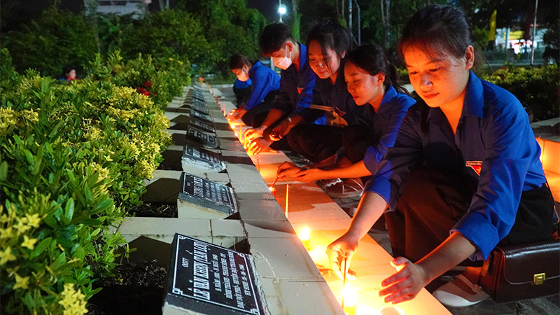 Tuổi trẻ Đồng Tháp thắp nến tri ân, tối 26/7/2023. (Ảnh: HỮU NGHĨA)