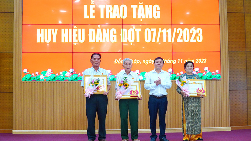 Thường trực Tỉnh ủy Đồng Tháp trao Huy hiệu 60 năm tuổi Đảng.