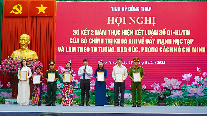 Trao trao Thư khen của Bí thư Tỉnh ủy Đồng Tháp cho các tập thể, cá nhân tiêu biểu. (Ảnh: HỮU NGHĨA)