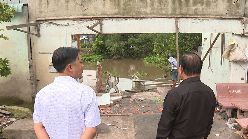 Vụ sạt lở khiến kho vật tư nông nghiệp và tiệm sửa xe bị nhấn chìm.