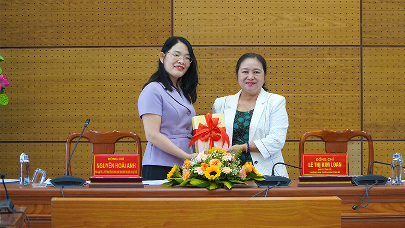 Đồng chí Nguyễn Hoài Anh trao tặng Tỉnh ủy Đồng Tháp một số đầu sách lý luận chính trị.