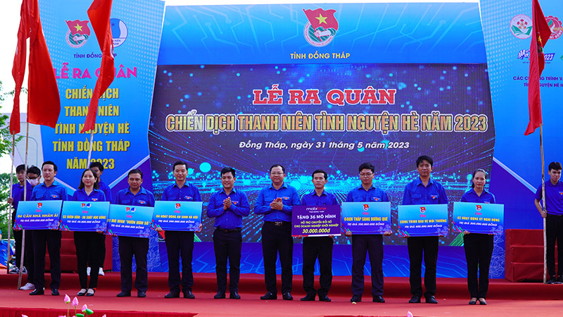 Trao bảng tượng trưng các công trình, phần việc cho các địa phương, các Huyện đoàn, Thành đoàn và Đoàn trực thuộc.