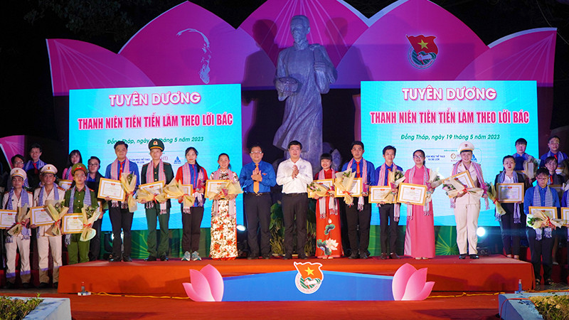 Ủy viên Trung ương Đảng, Bí thư Tỉnh ủy Đồng Tháp Lê Quốc Phong và Bí thư Tỉnh đoàn tặng Giải thưởng “Gương mặt trẻ tiêu biểu đất sen hồng”.