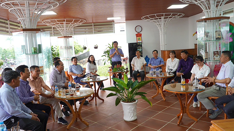 Chủ tịch Ủy ban nhân dân tỉnh Đồng Tháp Phạm Thiện Nghĩa phát biểu tại buổi “Cà-phê doanh nghiệp”.