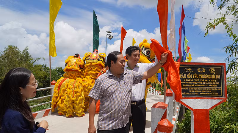 Nghi thức khánh thành Cầu nối yêu thương số 101, tại ấp Tân Thạnh, xã Bình Thạnh Trung, huyện Lấp Vò. (Ảnh: HỮU NGHĨA)