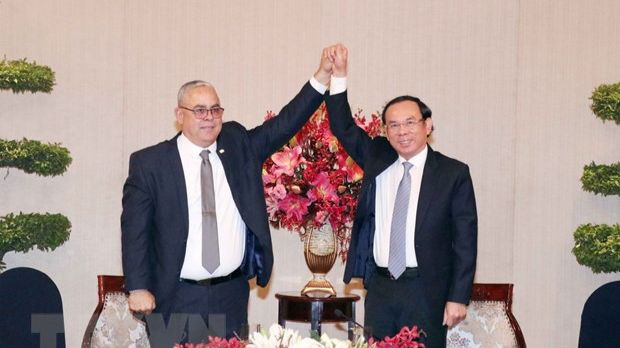 Ông Nguyễn Văn Nên (phải), Ủy viên Bộ Chính trị, Bí thư Thành ủy Thành phố Hồ Chí Minh và ông Luis Antonio Torres Iribar, Ủy viên Trung ương Đảng, Bí thư Thứ nhất Thành ủy La Habana bày tỏ tình đoàn kết. (Ảnh: Xuân Khu/TTXVN)