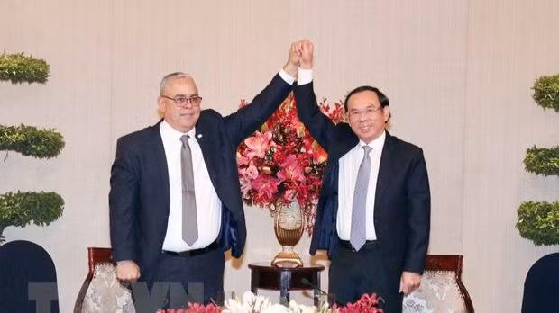 Ông Nguyễn Văn Nên (phải), Ủy viên Bộ Chính trị, Bí thư Thành ủy Thành phố Hồ Chí Minh và ông Luis Antonio Torres Iribar, Ủy viên Trung ương Đảng, Bí thư Thứ nhất Thành ủy La Habana bày tỏ tình đoàn kết. (Ảnh: Xuân Khu/TTXVN)