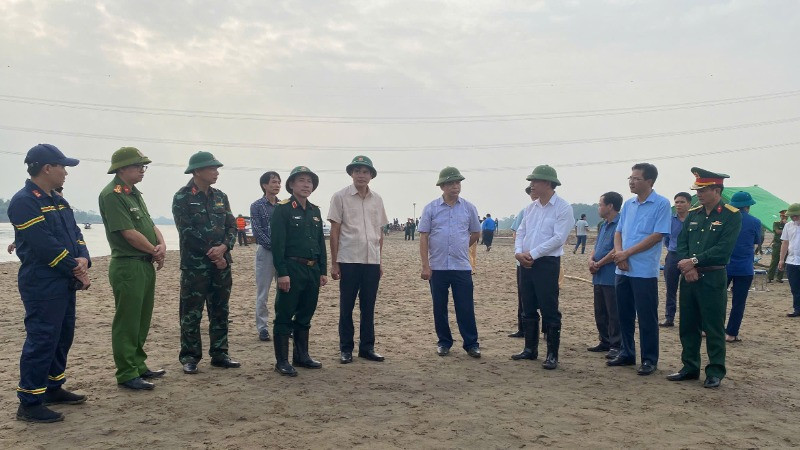 Lãnh đạo Quân khu 2 và tỉnh Phú Thọ thường xuyên có mặt tại hiện trường chỉ đạo công tác tìm kiếm.