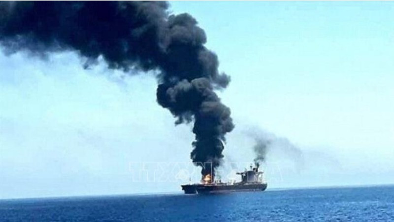 Con tàu bị lực lượng Houthi tấn công trên Biển Đỏ. (Ảnh tư liệu: IRNA/TTXVN)