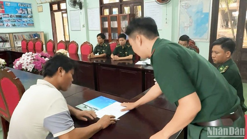 Bộ đội Biên phòng Quảng Ngãi xử phạt vi phạm hành chính ngư dân Võ Văn Tân (ở xã Nghĩa An, thành phố Quảng Ngãi), thuyền trưởng tàu cá QNg 92295 TS số tiền 125 triệu đồng về hành vi sử dụng tàu cá vượt ranh giới được phép khai thác thủy sản trên biển.