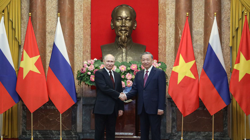 Tổng Bí thư Tô Lâm và Tổng thống Liên bang Nga Vladimir Putin chụp ảnh chung. (Ảnh: Văn phòng Chủ tịch nước)