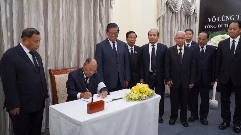Chủ tịch danh dự Đảng Nhân dân Campuchia (CPP), Samdech Heng Samrin, ghi sổ tang, đánh giá cao những di sản vô giá do Tổng Bí Thư Nguyễn Phú Trọng để lại. (Ảnh: NGUYỄN HIỆP) 