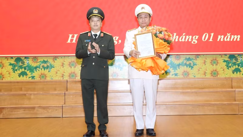 Thứ trưởng Công an Đặng Hồng Đức trao quyết định của Bộ Công an cho Đại tá Nguyễn Đức Thuận.