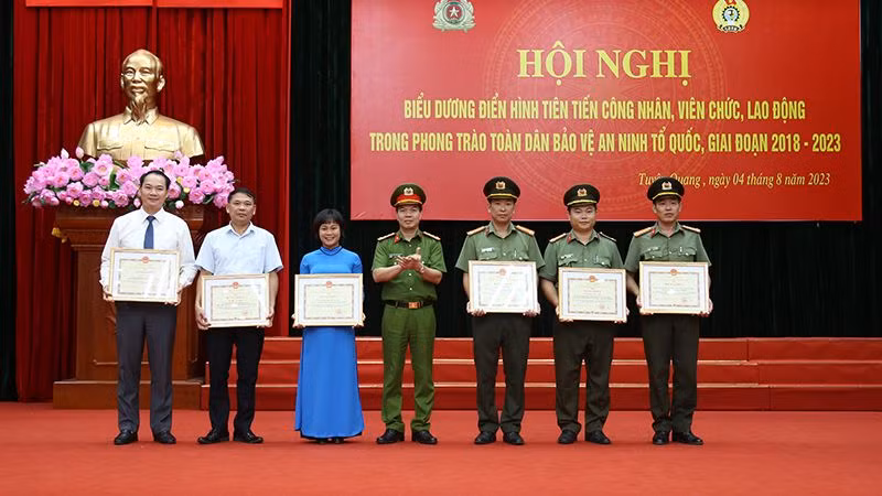 Trao Bằng khen của Chủ tịch UBND tỉnh cho tập thể và cá nhân.