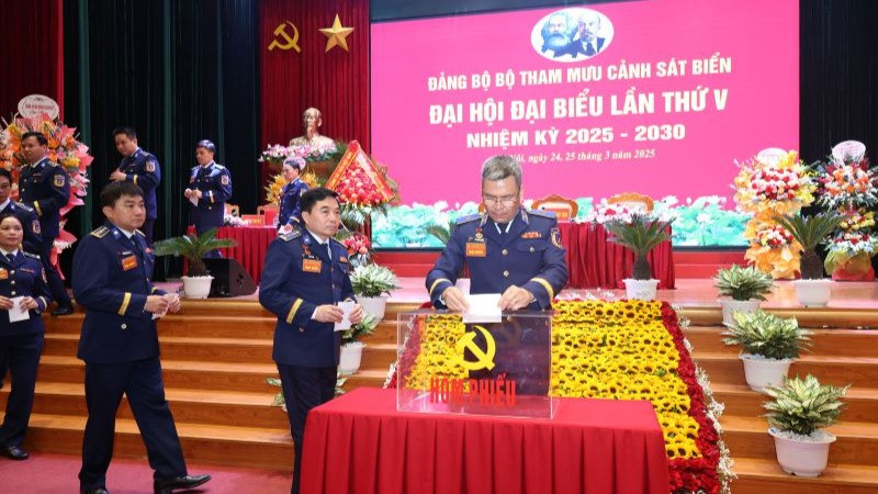 Các đại biểu bỏ phiếu bầu Ban Chấp hành Đảng bộ Bộ Tham mưu Cảnh sát biển nhiệm kỳ 2025-2030.