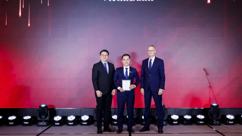 Đại diện VietinBank (đứng giữa) nhận Giải thưởng Sáng kiến API và Ngân hàng mở đột phá nhất Việt Nam.