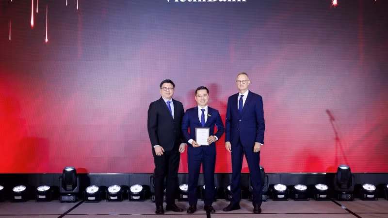 Đại diện VietinBank (đứng giữa) nhận Giải thưởng Sáng kiến API và Ngân hàng mở đột phá nhất Việt Nam.