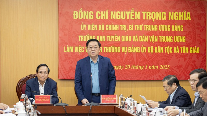Đồng chí Nguyễn Trọng Nghĩa, Ủy viên Bộ Chính trị, Bí thư Trung ương Đảng, Trưởng Ban Tuyên giáo và Dân vận Trung ương chủ trì buổi làm việc với Ban Thường vụ Đảng ủy Bộ Dân tộc và Tôn giáo. (Ảnh: SƠN TÙNG)