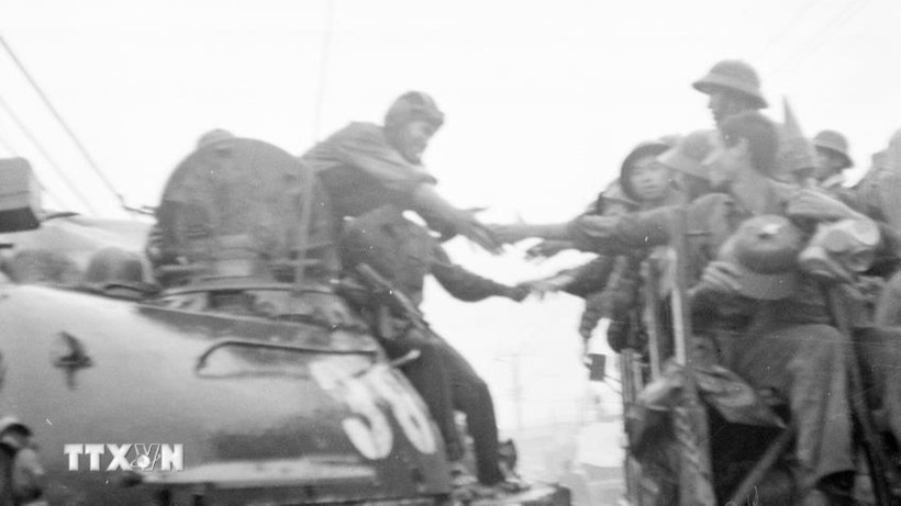 Bộ binh và xe tăng quân Giải phóng tiến vào giải phóng Đà Nẵng (29/3/1975). (Ảnh: Hoàng Giang/TTXVN)