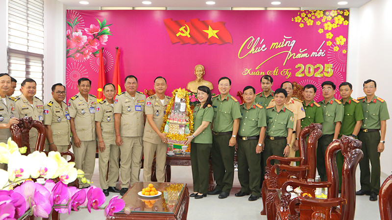 Thiếu tướng Thoang Vandy, Phó Trưởng Ty Công an tỉnh Prey Veng, tặng quà chúc mừng Tết cổ truyền của Việt Nam đến Công an tỉnh Đồng Tháp. (Ảnh: PHƯỚC THANH)