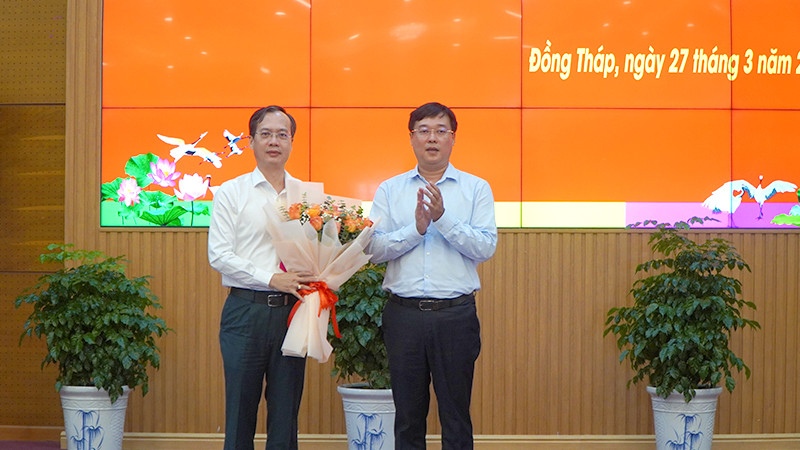 Ủy viên Trung ương Đảng, Bí thư Tỉnh ủy Đồng Tháp Lê Quốc Phong trao quyết định chuẩn y cho đồng chí Trần Trí Quang. (Ảnh: HỮU NGHĨA)