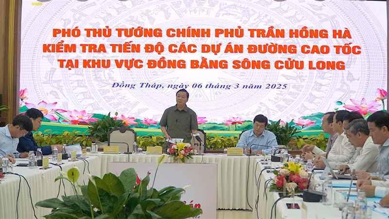 Phó Thủ tướng Chính phủ Trần Hồng Hà phát biểu tại buổi làm việc. (Ảnh: HỮU NGHĨA)