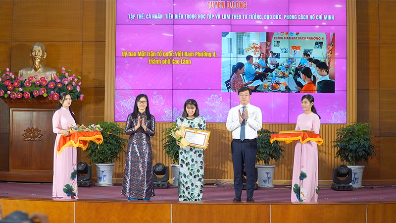 Bí thư Tỉnh ủy Đồng Tháp Lê Quốc Phong; Trưởng Ban Tuyên Giáo và Dân vận Tỉnh ủy Đồng Tháp Nguyễn Thị Kim Tuyến tuyên dương, khen thưởng một trong các tập thể tiêu biểu. (Ảnh: HỮU NGHĨA)