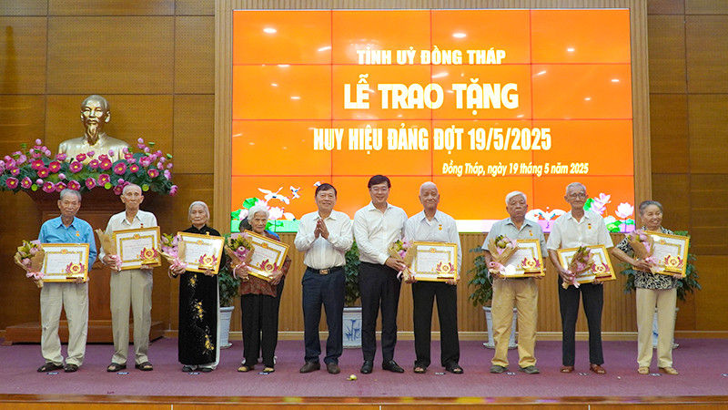 Lãnh đạo tỉnh Đồng Tháp trao Huy hiệu 60 và 65 năm tuổi Đảng cho các đảng viên. (Ảnh: HỮU NGHĨA)