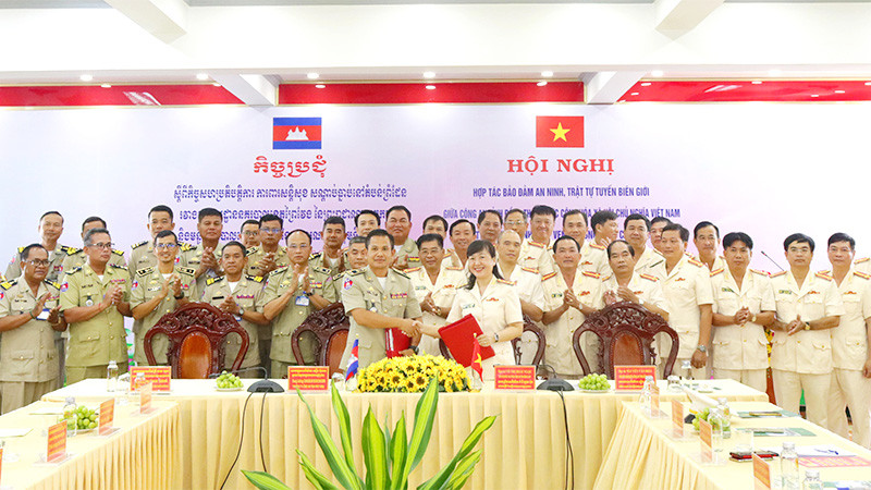 Đại tá Võ Thị Hoài Ngọc, Phó Giám đốc phụ trách Công an tỉnh Đồng Tháp và Trung tướng Chhoeu Bunchhorn, Trưởng ty Công an tỉnh Prey Veng ký kết biên bản hợp tác. (Ảnh: Công an Đồng Tháp)