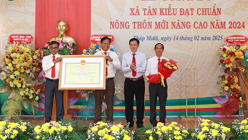 Phó Chủ tịch Hội đồng nhân dân tỉnh Đồng Tháp Kiều Thế Lâm trao bằng công nhận xã Tân Kiều đạt chuẩn nông thôn mới nâng cao. (Ảnh: HOÀNG KHA)