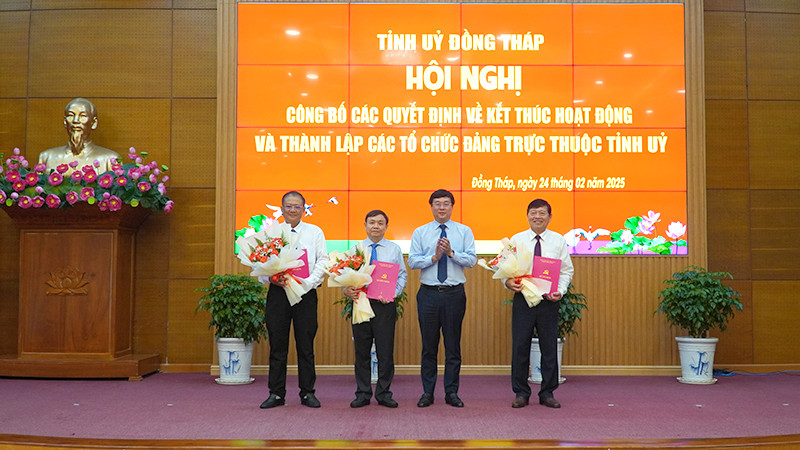 Bí thư Tỉnh ủy Đồng Tháp Lê Quốc Phong trao quyết định thành lập Đảng bộ các cơ quan Đảng tỉnh và công tác cán bộ. (Ảnh: HỮU NGHĨA)