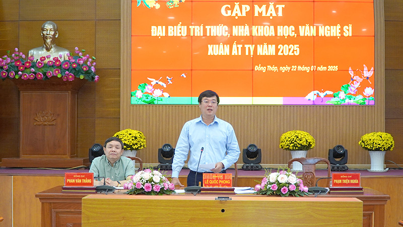 Ủy viên Trung ương Đảng, Bí thư Tỉnh ủy Đồng Tháp Lê Quốc Phong phát biểu tại buổi gặp mặt. (Ảnh: HỮU NGHĨA)