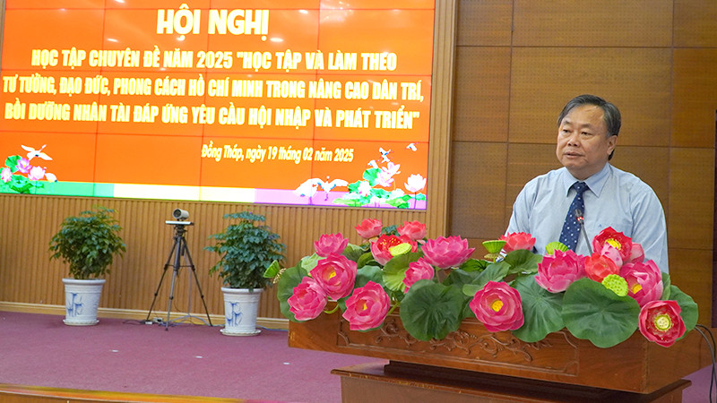 Giám đốc Học viện Chính trị khu vực II Nguyễn Quốc Dũng trình bày chuyên đề. (Ảnh: HỮU NGHĨA)